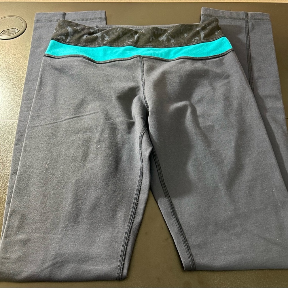 Lululemon Skinny Groove Pant. Full-On Luon. Inkwell. Size 4 Yoga Skinny Fit. - Picture 3 of 6